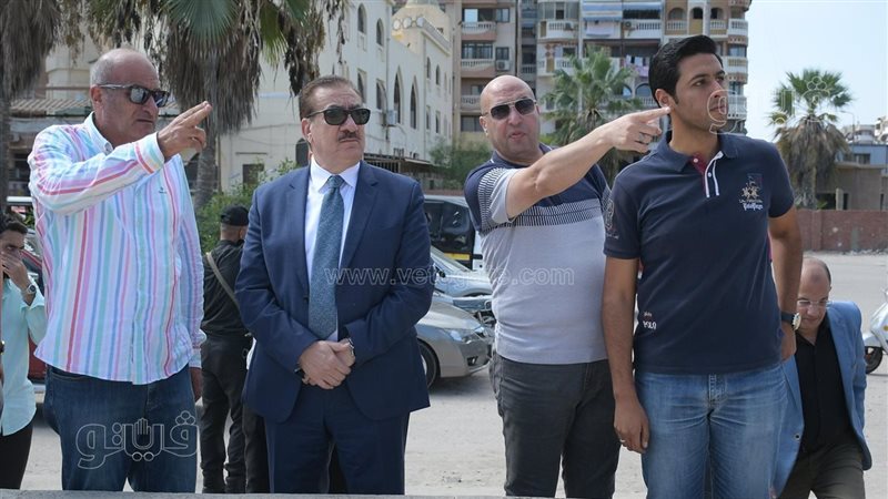محافظ بورسعيد يتفقد مشروعات التطوير بالكورنيش وساحة النصر (صور)