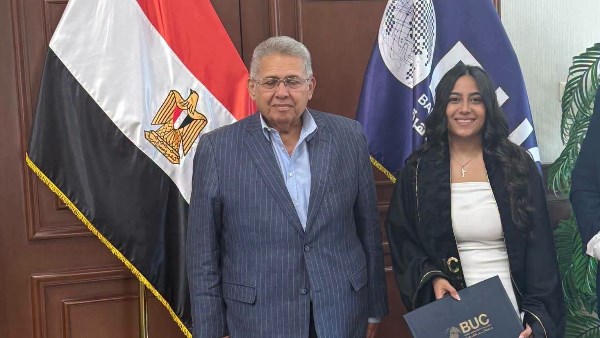 قبل انتهاء التحقيق.. رئيس جامعة بدر يستقبل طالبة واقعة حفل التخرج وولي أمرها