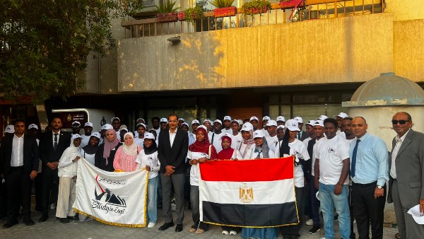 «القاهرة 2026».. 150 طالب من الوافدين يحضرون بزي «ادرس في مصر»