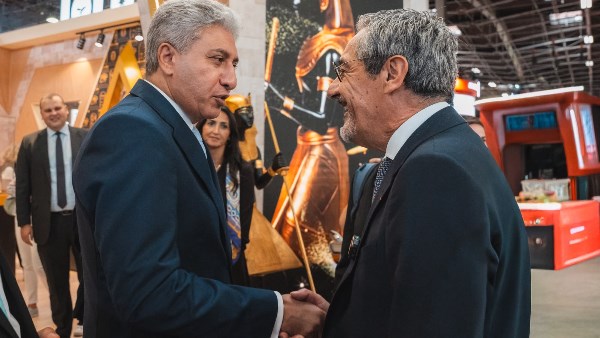 وزير السياحة يستقبل مسؤولا فرنسيا ويستعرض كنوز توت عنخ آمون في معرض باريس