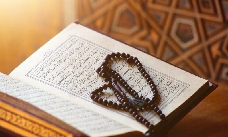 آيتان من هذه السورة سبب لقبول الدعاء وتكفيك كل شيء.. داوم عليهما