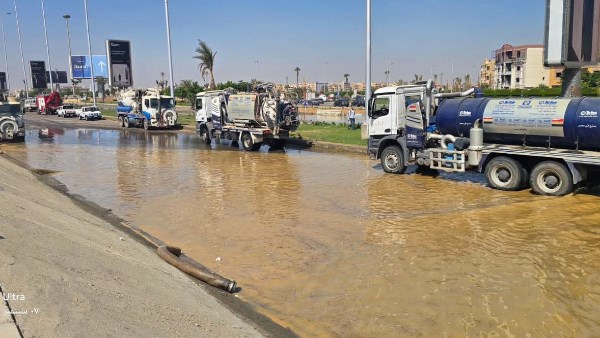 فتح الحارة الرئيسية خلال نصف ساعة.. كسر بخط مياه بطريق الواحات