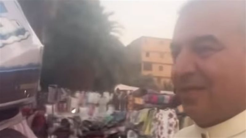 القارئ محمد يحيى الشرقاوي يستقل دراجة نارية للحاق بموعد تلاوة القرآن بالأزهر (فيديو)