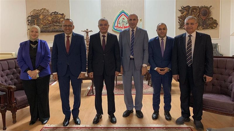 رئيس جامعة الزقازيق يستقبل وكيل معهد إعداد القادة الأسبق في ختام برنامج تأهيل القيادات الجامعية