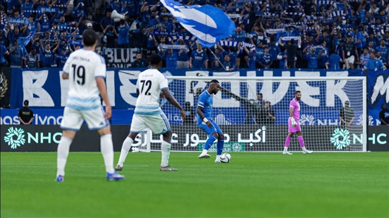 نيوم يصدم الهلال بثنائية ويلحق به أول هزيمة في الدوري السعودي