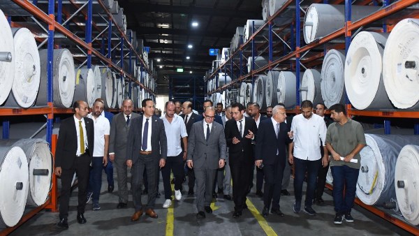 وزير الاستثمار يتفقد مصنعا لإنتاج الغزل والنسيج بدمياط