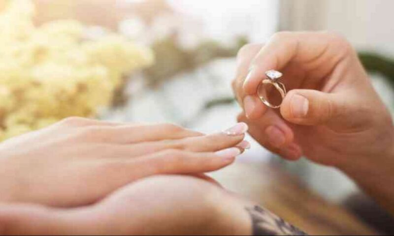 حكم استرداد الخاطب تكاليف الخطوبة والشبكة عند فسخها.. الإفتاء تحسم الجدل