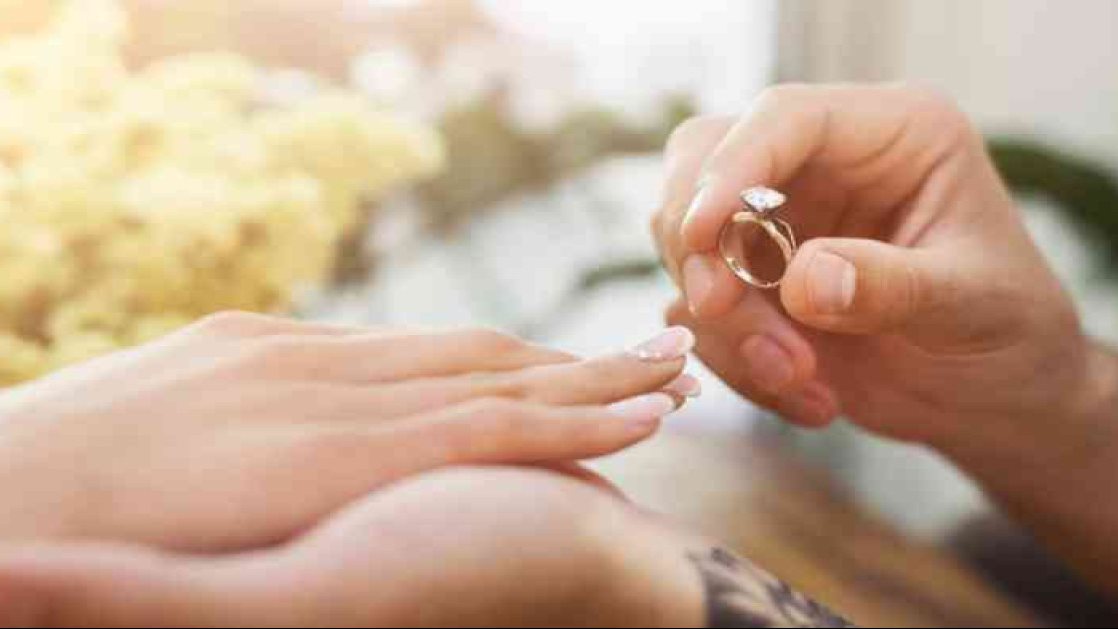 حكم استرداد الخاطب تكاليف الخطوبة والشبكة عند فسخها.. الإفتاء تحسم الجدل