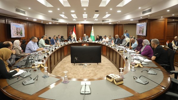 محافظ الجيزة يبحث شكاوى المواطنين ويسلم عقد عمل لشخص من ذوي الهمم