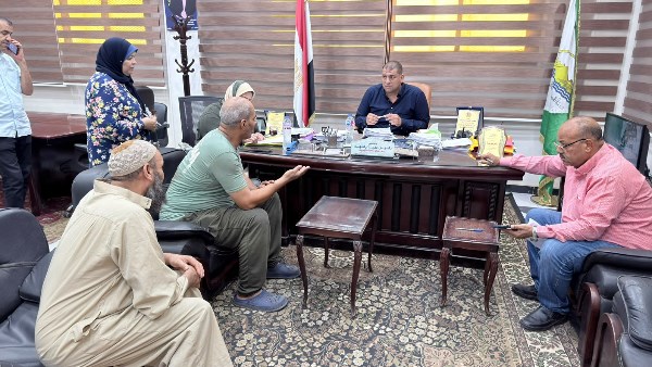 رئيس مركز ومدينة أوسيم يلتقي 45 مواطنا ويحل مشاكلهم فورا