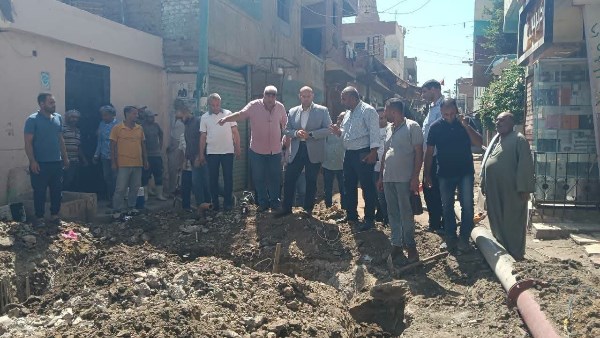 نائب محافظ الجيزة يتابع ميدانيا نسب تنفيذ مشروع الصرف الصحي بقرية طهما في العياط