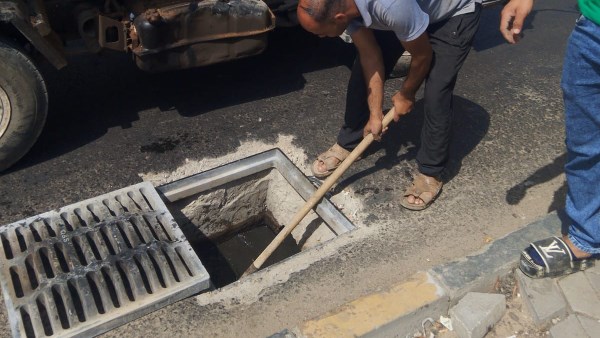 استعدادا للشتاء.. تطهير واختبار بالوعات تصريف مياه الأمطار في العجوزة