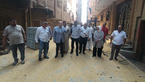 نائب محافظ الجيزة يتفقد مشروعات الخطة الاستثمارية وتركيب بلاط الإنترلوك بالحوامدية