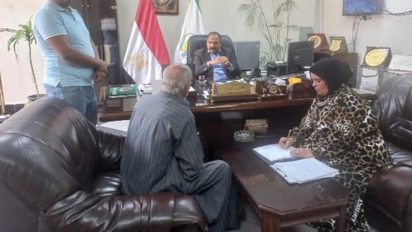 رئيس حي العجوزة يعقد اللقاء الأسبوعي لبحث شكاوى المواطنين والعمل على حلها