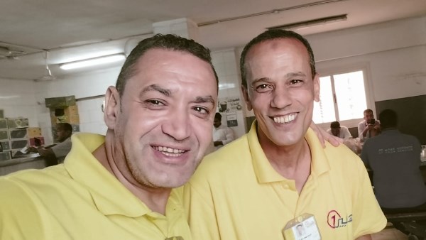 مثالا للأمانة والأخلاق..موظف يعيد أسورة ذهبية بـ 300 ألف جنيه لأصحابها