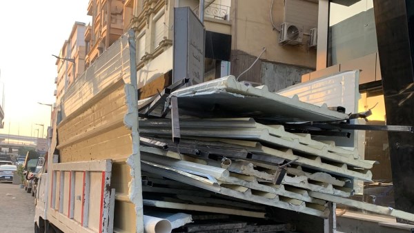 إزالة جمالون حديد مخالف بشارع أحمد عرابي في العجوزة