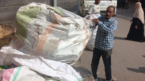 غلق وتشميع 5 مخازن لفرز القمامة في أرض اللواء