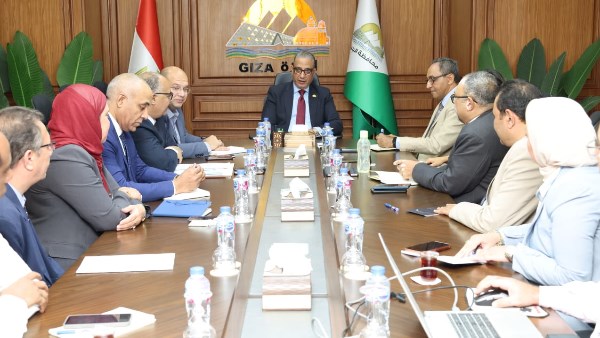 محافظ الجيزة يلتقي وفدًا من وزارة المالية لبحث إطلاق النموذج الوطني للموازنة التشاركية