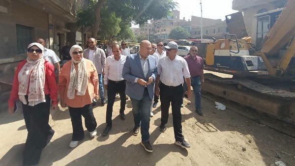 نائب محافظ الجيزة يتابع ميدانيا أعمال ربط مشروع الصرف الصحي لقريتي منيل شيحة وطموه بمجمع أبو النمرس