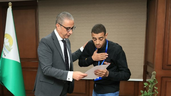 محافظ الجيزة يبحث مطالب وشكاوى المواطنين ويسلم عقود عمل لعدد من ذوي الهمم