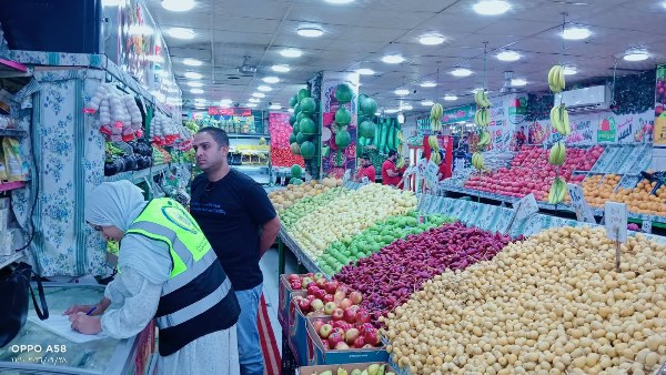 حملات مكبرة لإحكام الرقابة على الأنشطة التجارية والتأكد من الالتزام بالاشتراطات الصحية بالعجوزة