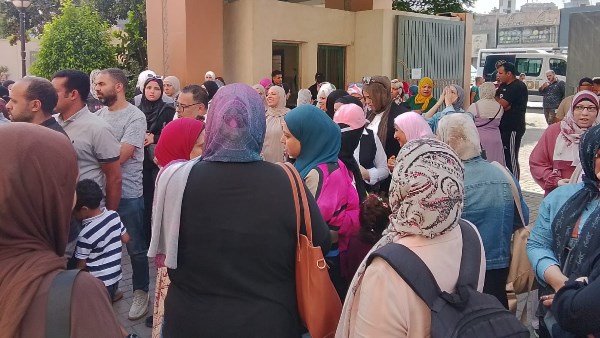 بنسافر ساعتين.. أولياء أمور المدارس التجريبية يستغيثون بمحافظ الجيزة بعد تسكين أبنائهم
