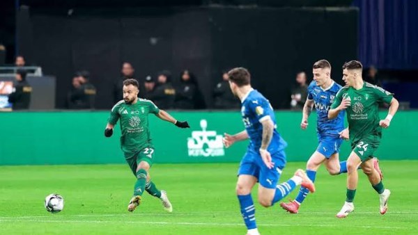 الليلة .. الهلال والأهلي في قمة سعودية مشتعلة.. صراع الصدارة بين انتفاضة «الراقي» وطموح «الزعيم»