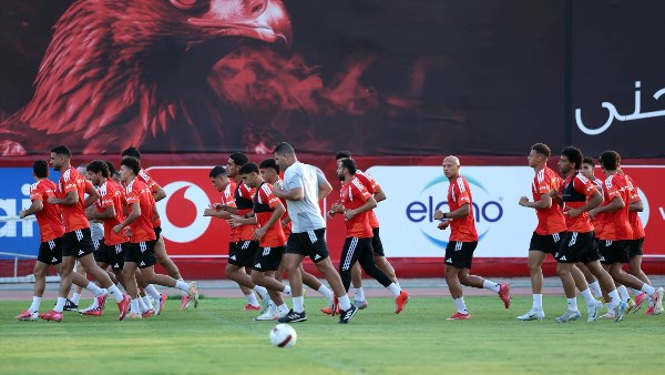 صداع الـ34 لاعبًا.. هل يبدأ عموتة ثورة التصفية داخل الأهلي في يناير؟
