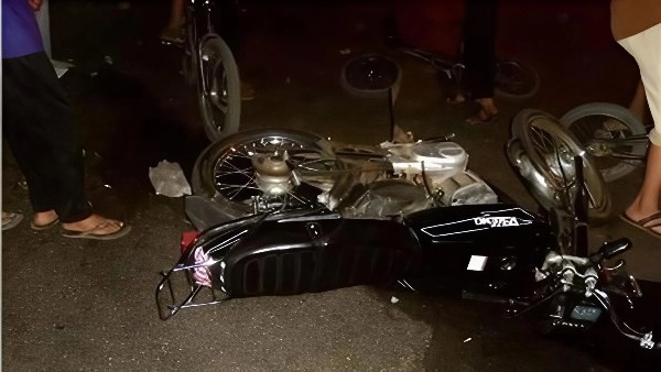 مصرع شابين وإصابة آخرين في تصادم دراجات نارية بمدخل قرية سملاي