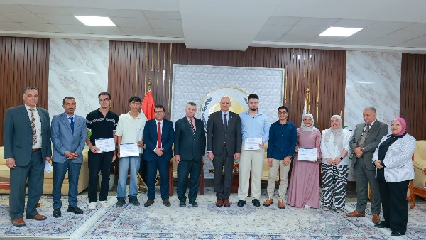 رئيس جامعة مدينة السادات يكرّم أصحاب الإنجازات العلمية والابتكارية .. صور