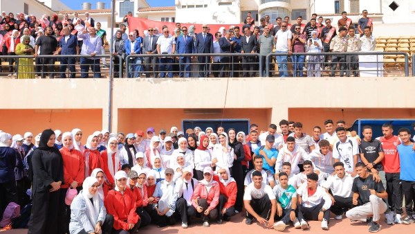 رئيس جامعة المنوفية يشارك الطلاب تحية العلم بكلية علوم الرياضة في أول أيام الدراسة