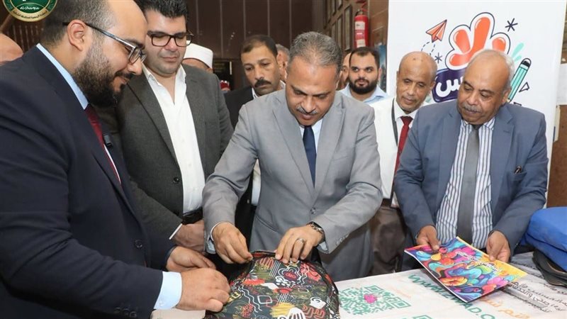 محافظ الشرقية: توزيع 700 حقيبة ومستلزمات مدرسية لطلاب الأسر الأولى بالرعاية