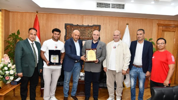 محافظ الفيوم يكرم عبد الرحمن يونس بطل رفع الاثقال بعد إنجازات عالمية وتحطيم أرقام قياسية