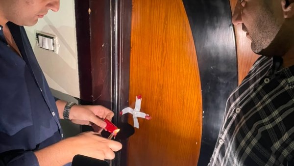 ضبط عاطل ينتحل صفة طبيب ومستحضرات تجميل مغشوشة بالفيوم