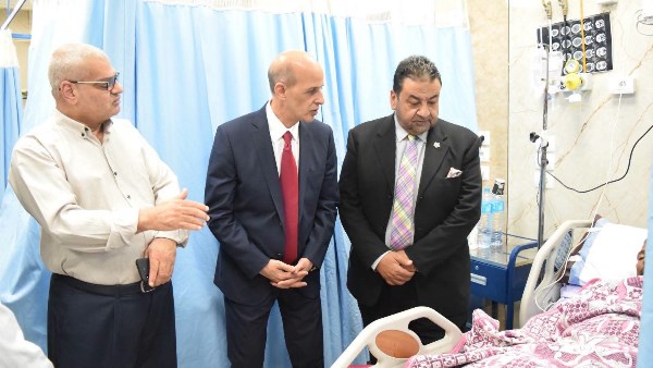 رئيس جامعة بني سويف يزور والد الطفل محمد.. ويشيد بشجاعة نجله في إنقاذه