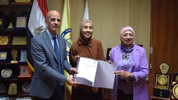 بعد موافقة المجلس.. رئيس جامعة بني سويف يسلم خريجة العلوم سارة أحمد منحة دراسية