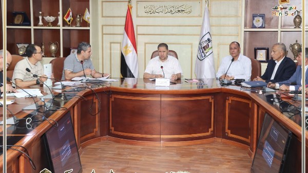 السكرتير العام لبني سويف يناقش عددا من الموضوعات خلال اجتماع مجلس إدارة مشروع المواقف