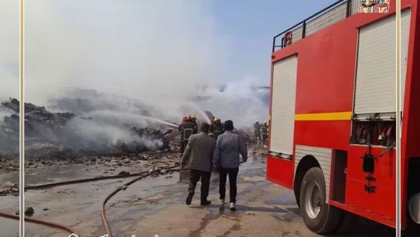 السكرتير العام المُساعد يتابع إجراءات إخماد حريق بأحد مصانع الورق بمنطقة بياض العرب الصناعية ببني سويف