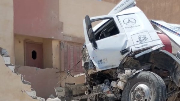 إصابة سائق في انقلاب سيارة نقل اقتحمت منزلا بالمنيا