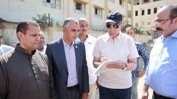 محافظ المنيا يلتقي أهالي بني مزار خلال جولته الميدانية ويوجه بفحص مطالبهم