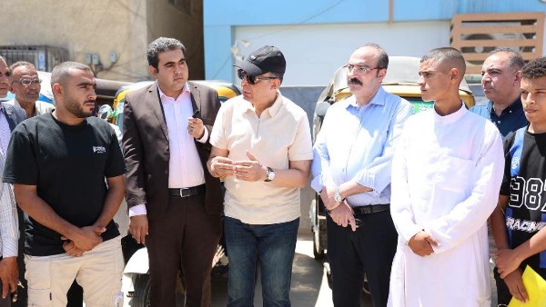 تمهيدا للتعميم.. محافظ المنيا يدشن مبادرة تنظيم وتقنين أوضاع التوك توك ببني مزار