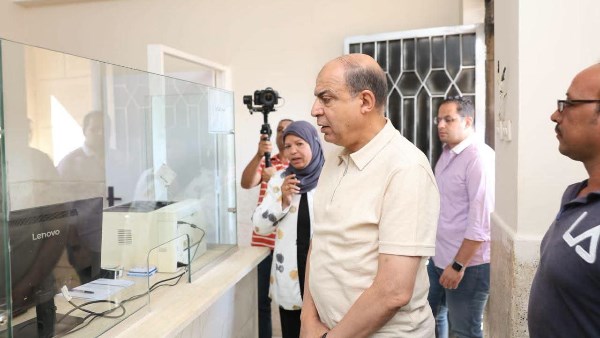 محافظ المنيا يتفقد المركز التكنولوجي بقرية القيس لخدمة 60 ألف نسمة