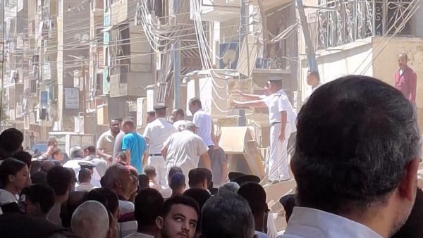 الصور الأولي لانهيار عقار من 4 طوابق بالمنيا.. واستمرار البحث عن ناجين