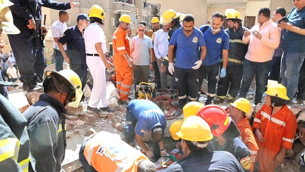 إنقاذ طبيبة خمسينية من أسفل الأنقاض عقار المنيا المنهار وإخلاء احترازي للعقارات المجاورة