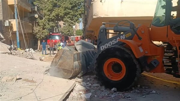إجراء احترازي ..إخلاء المنازل المجاورة لعقار المنيا المنهار لحين رفع الأنقاض