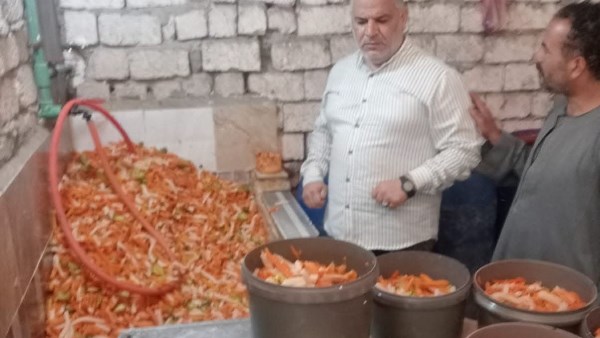 ضبط 14 طن مخللات فاسدة داخل مصنع غير مرخص بالمنيا