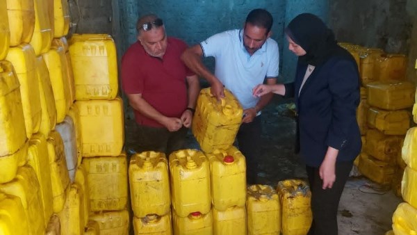 ضبط كميات كبيرة من زيت الطعام المستعمل بعد إعادة تدويره بمخزن في المنيا