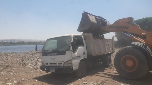 بعد تداول فيديو لودر البرجاية بالمنيا.. رئيس القرية يكشف حقيقة ردم نهر النيل