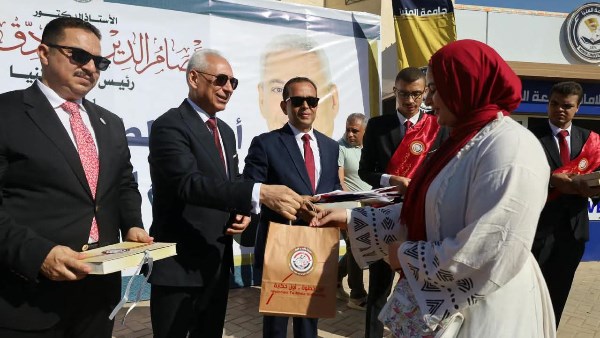 رئيس جامعة المنيا يستقبل الطلاب بالهدايا ويؤكد: اليوبيل الذهبي نقطة انطلاق نحو التطور والريادة