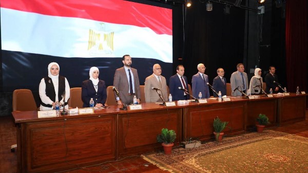 رئيس جامعة المنيا يعقد لقاءً موسعا مع طلاب الجامعة الأهلية الجدد